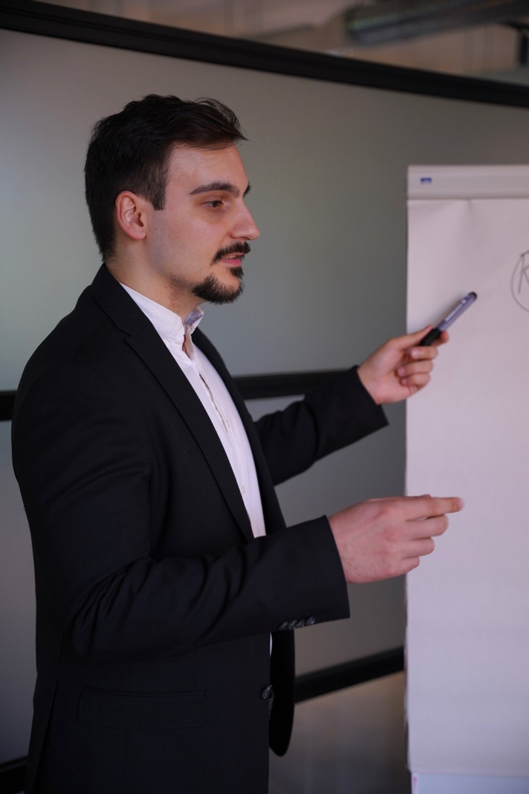 Emir Kara im Briefing am Whiteboard